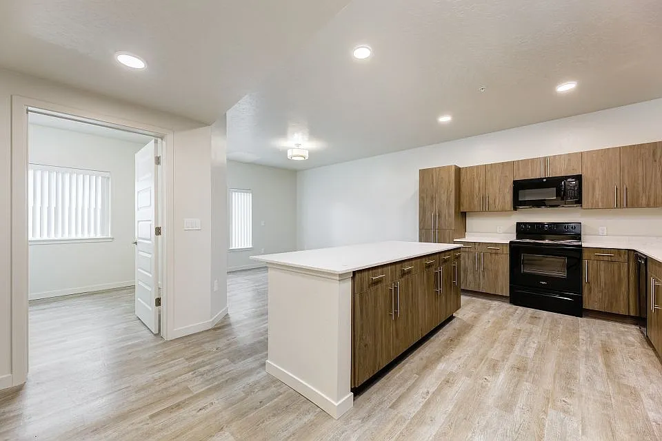2 bed, 1.0 bath, $1,286 — Photo 2