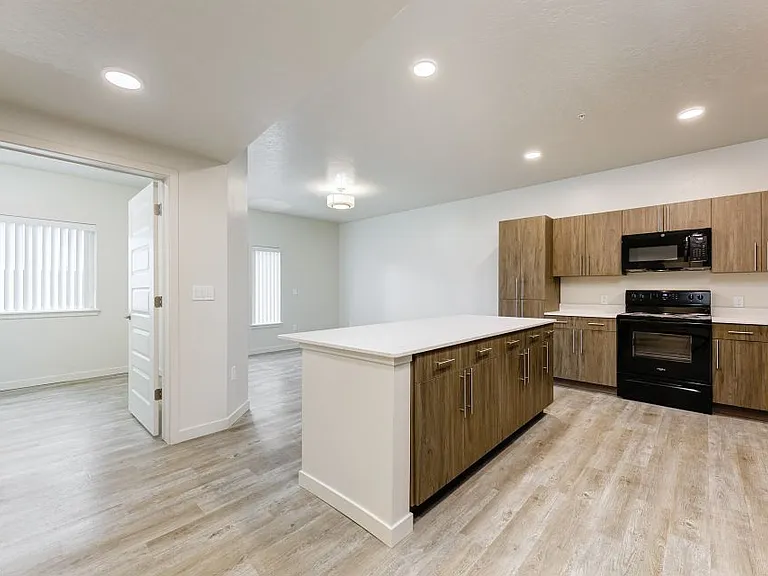 203 E Florida Ave — Photo 2
