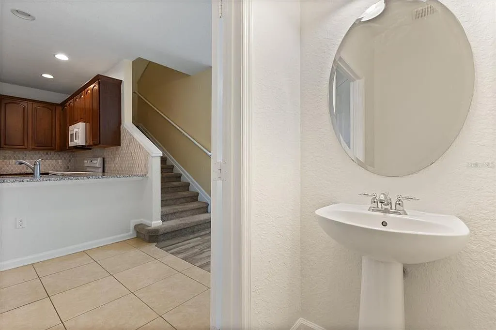 3 bed, 3.5 bath, 1822 sqft, $2,500 — Photo 3