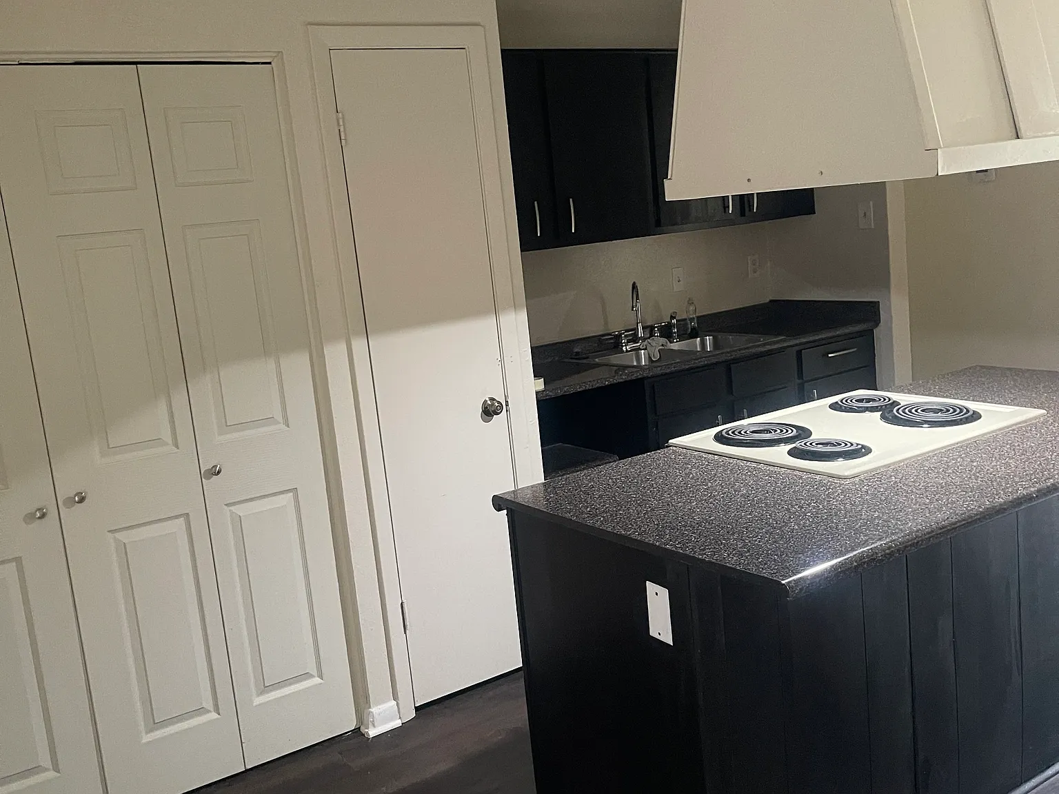 3 bed, 1002 sqft, $2,300 — Photo 3