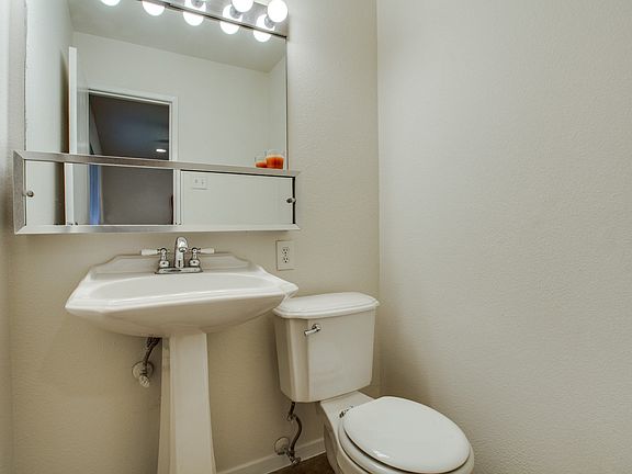 5th image of 3825 Cambridge Dr