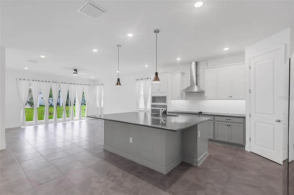 4 bed, 4.0 bath, 2735 sqft, $3,500 — Photo 4