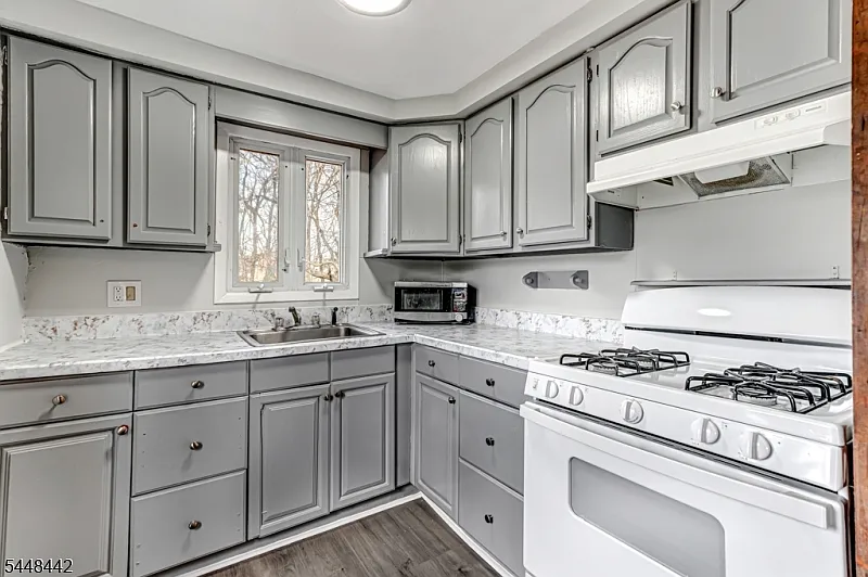 2 bed, 2.0 bath, 1110 sqft, $2,400 — Photo 2