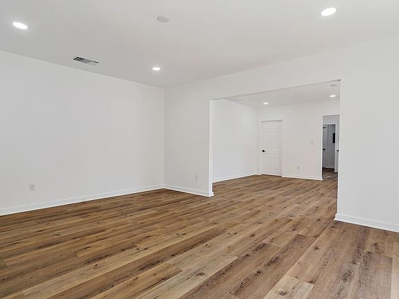 5th image of 5042 Hartwick St