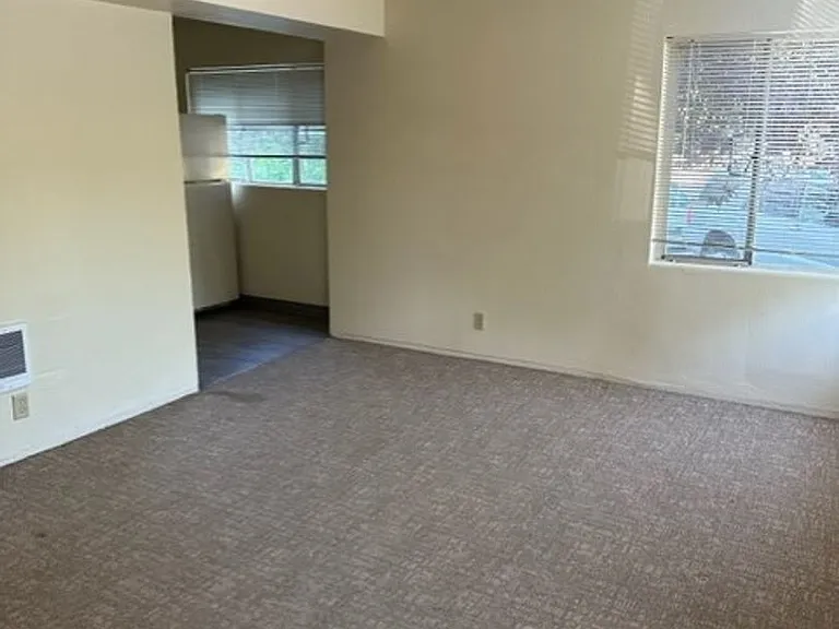 Eugene Manor Apartments — Photo 34