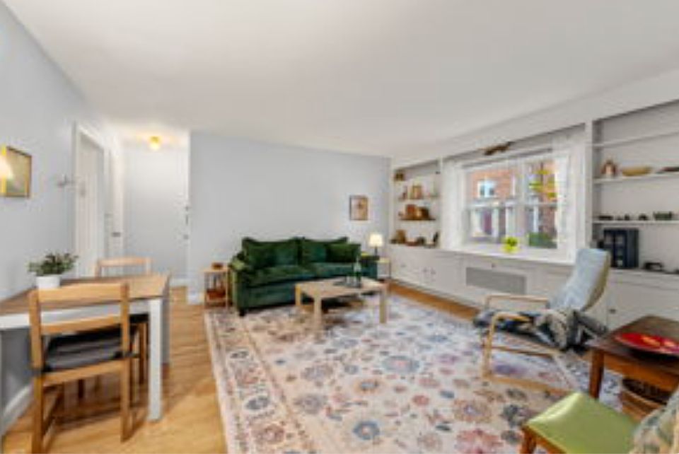 Living room from opposite end (that leads to hallway for bath & bedroom)