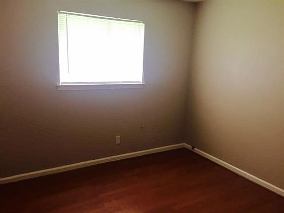3rd image of 622 Cranbrook Park