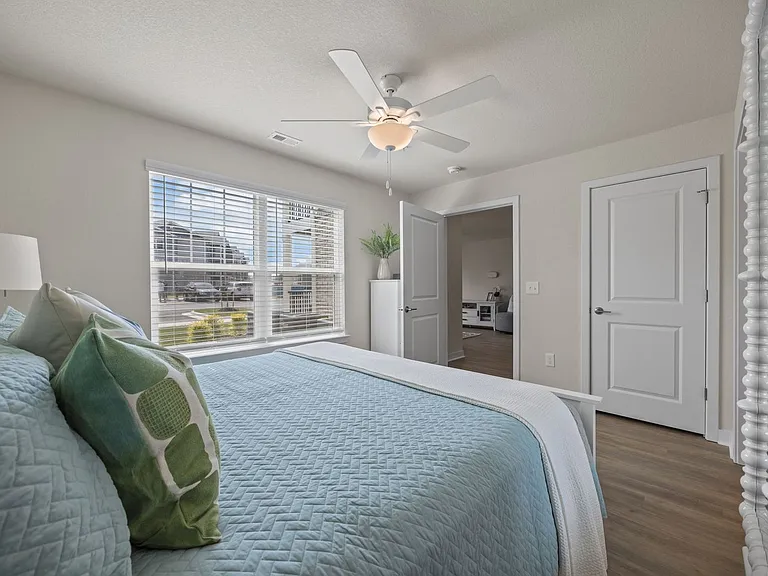 Harbor Village Apartments — Photo 18