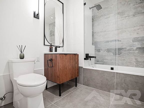 5th image of 957 Atlantic Ave #704