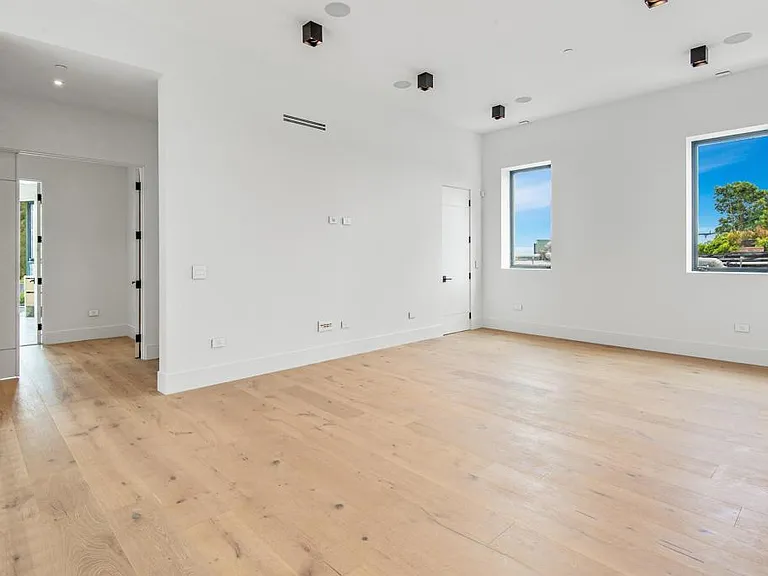 1030 Centinela — Photo 30
