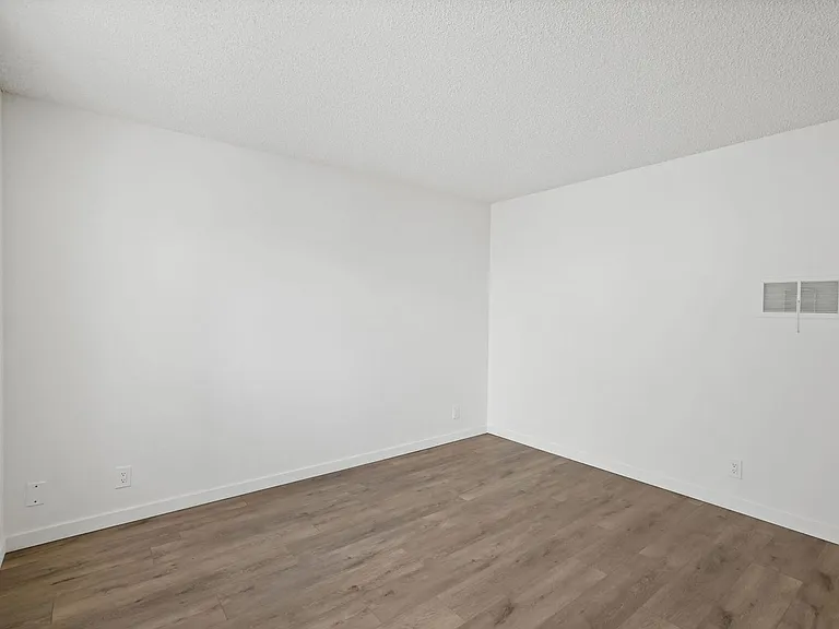 12603 Oxnard St — Photo 10