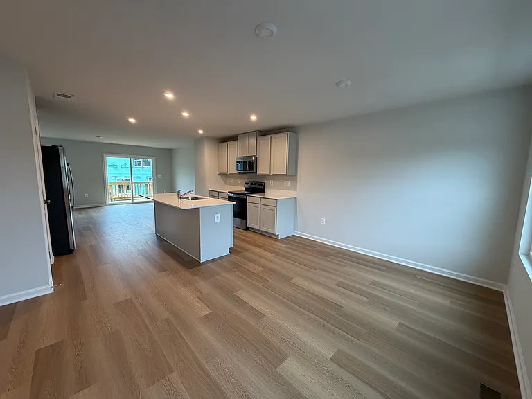 130 Saxon St — Photo 3
