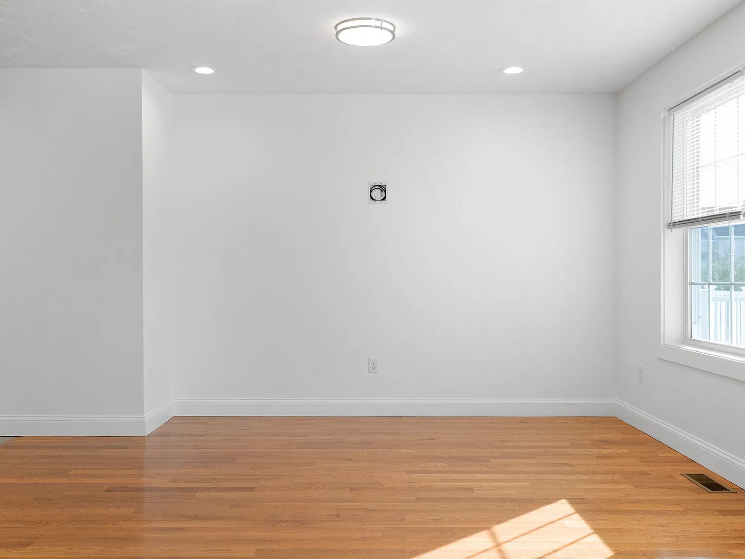 3 bed, 2.5 bath, 1600 sqft, $3,300 — Photo 4