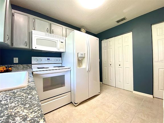 5th image of 208 E Cypress St
