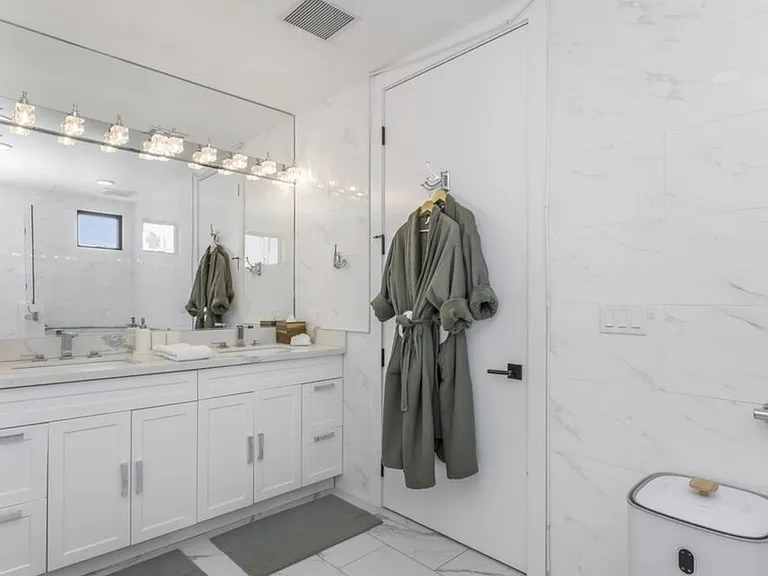137 N Doheny Dr #2 — Photo 27
