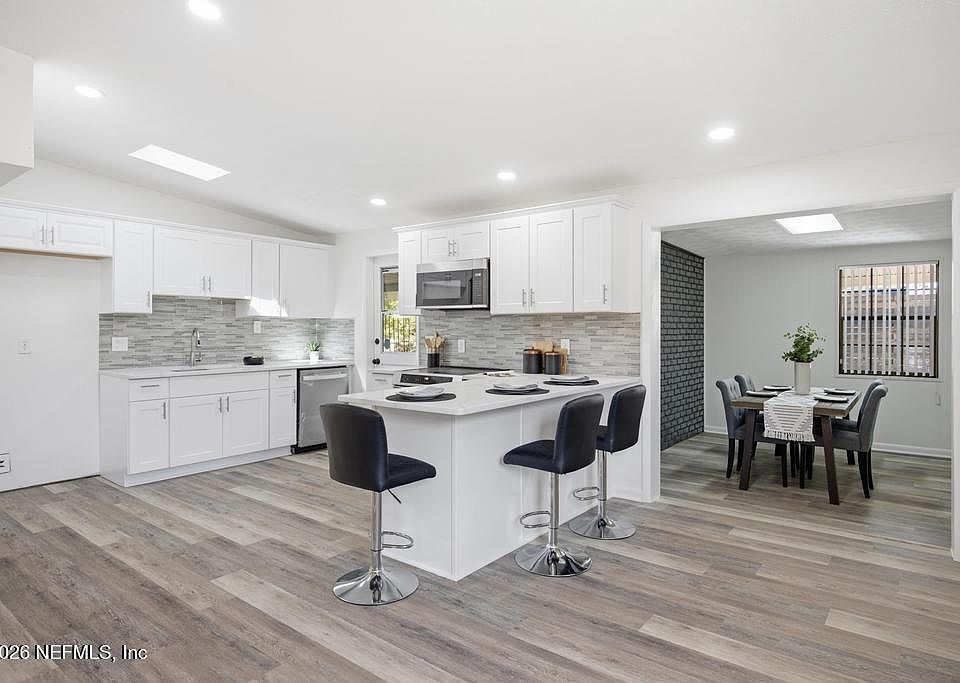 1st image of 1044 HILLOCK Drive E