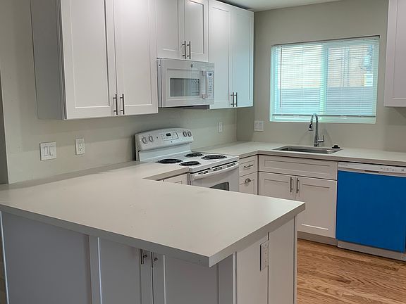 Gorgeous kitchen with breakfast bar