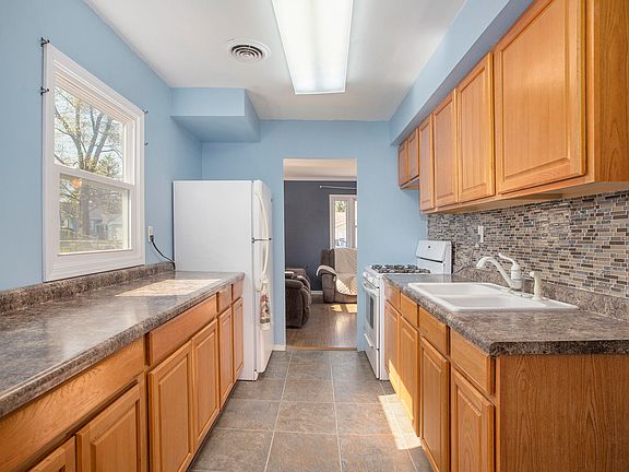 5th image of 112 Alton Ave