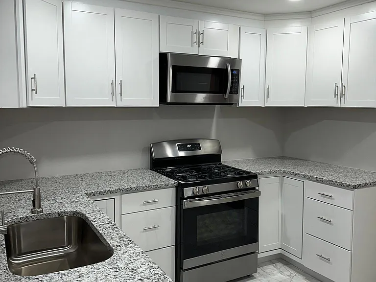 1044 Charles St — Photo 11