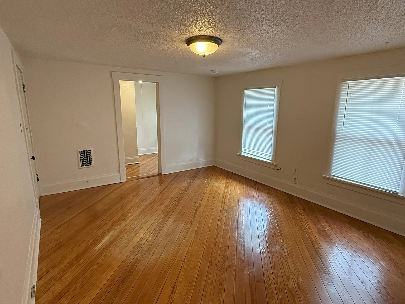 4 bed, 1.5 bath, 3020 sqft, $2,964 — Photo 2