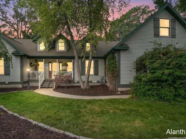 18443 Iroquois Dr, Spring Lake, MI 49456