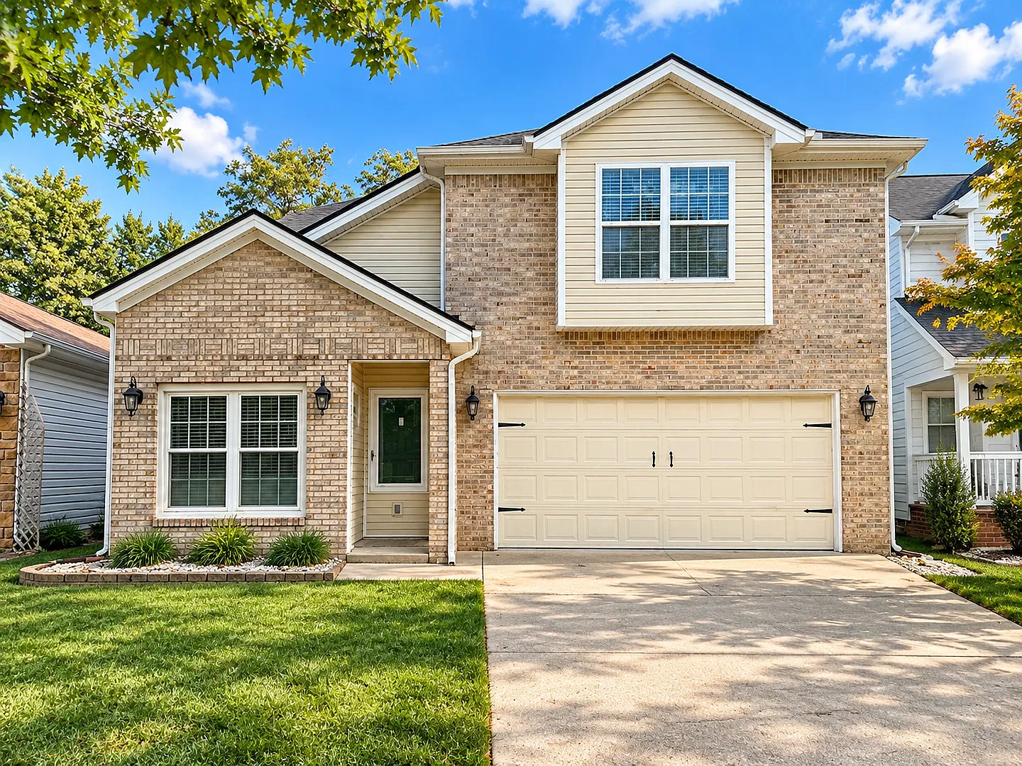 Lovely 3-Bedroom Home in Desirable Hamburg Area! Spacious Layout, Convenient Location! — Photo 1