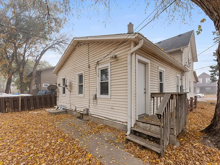 917 W 12th St — Photo 35