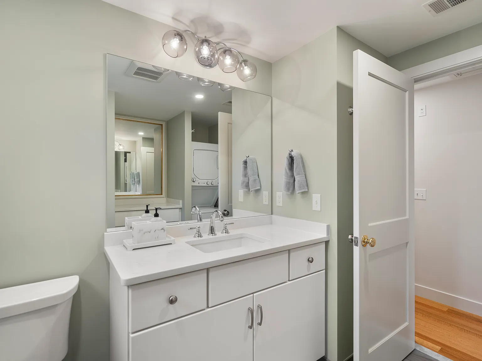 Studio, 617 sqft, $2,200 — Photo 4