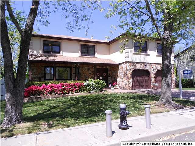1st image of 105 Collyer Ave