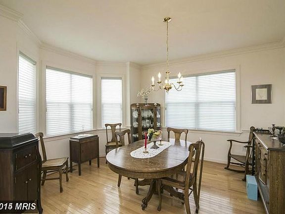 Formal dining room 13x12 w/side bay window