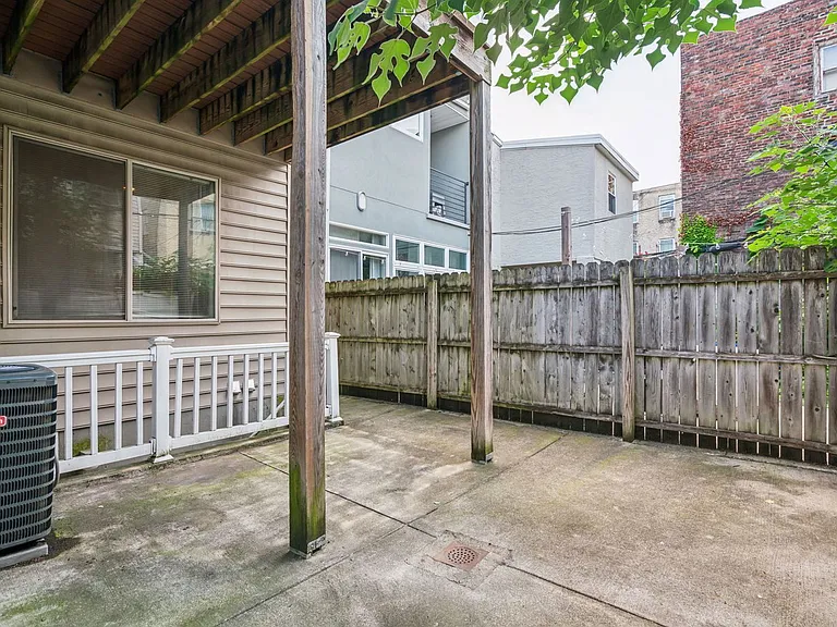 1633 Carpenter St #A — Photo 6