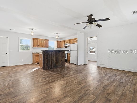 4th image of 109 Dove St