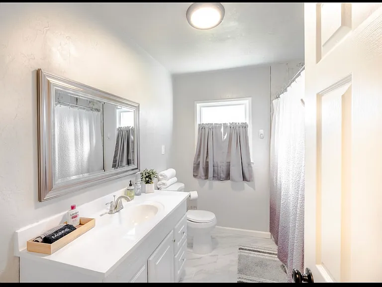 318 W Florinda St #A — Photo 19