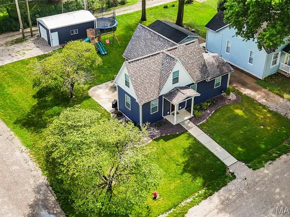 120 E 1st St, Trenton, IL 62293