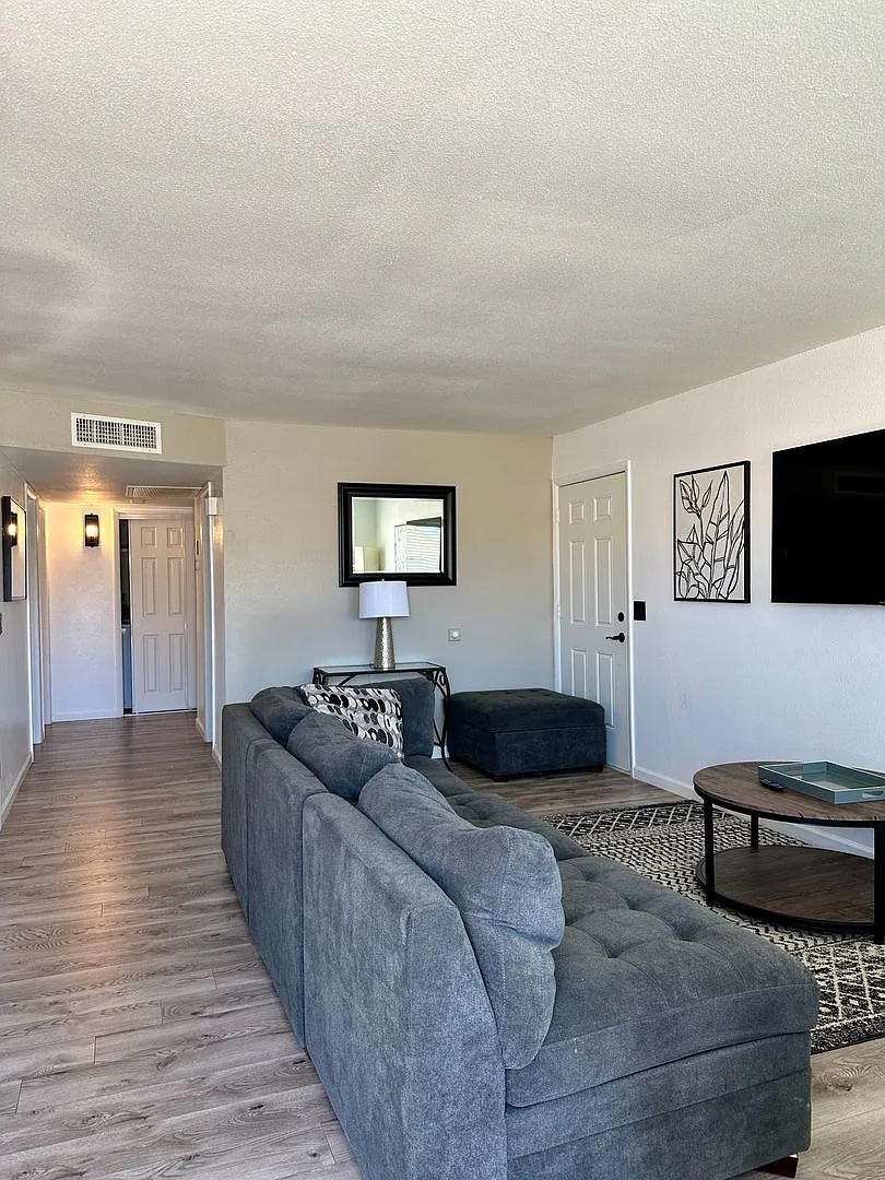 Coming early September. Unfurnished, long term — Photo 4