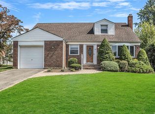 159 Orchard St, Plainview, NY 11803