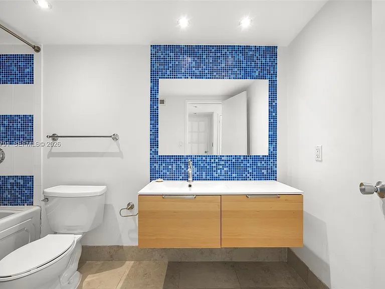 900 Bay Dr #1005 — Photo 16