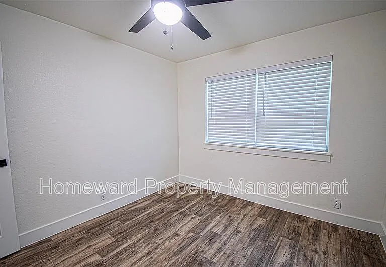 551 E Burks St — Photo 26