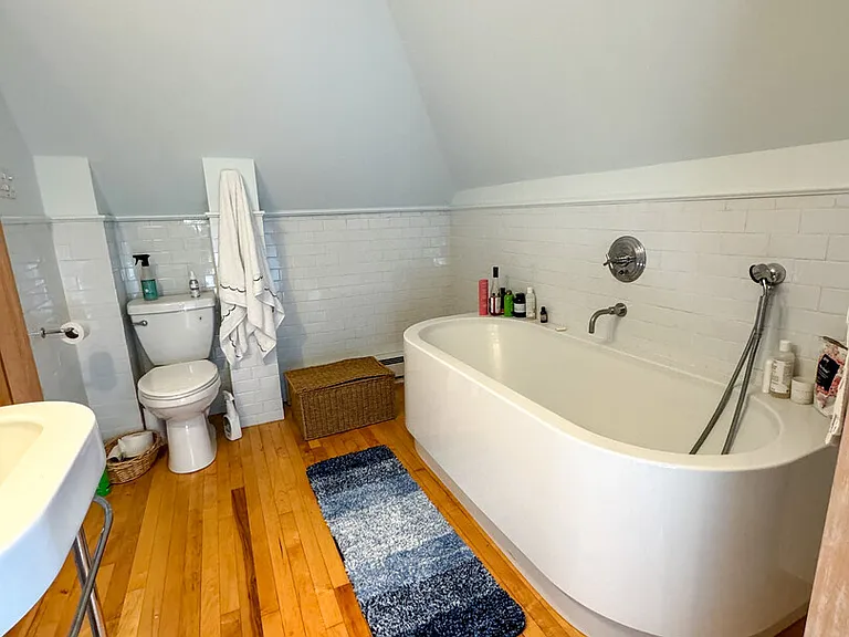 Howland St — Photo 21