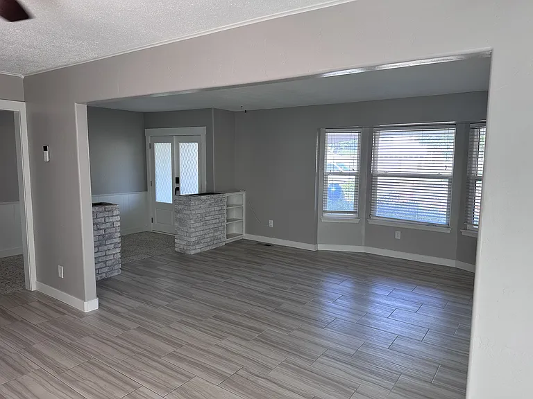 5912 N Sterling Dr — Photo 10