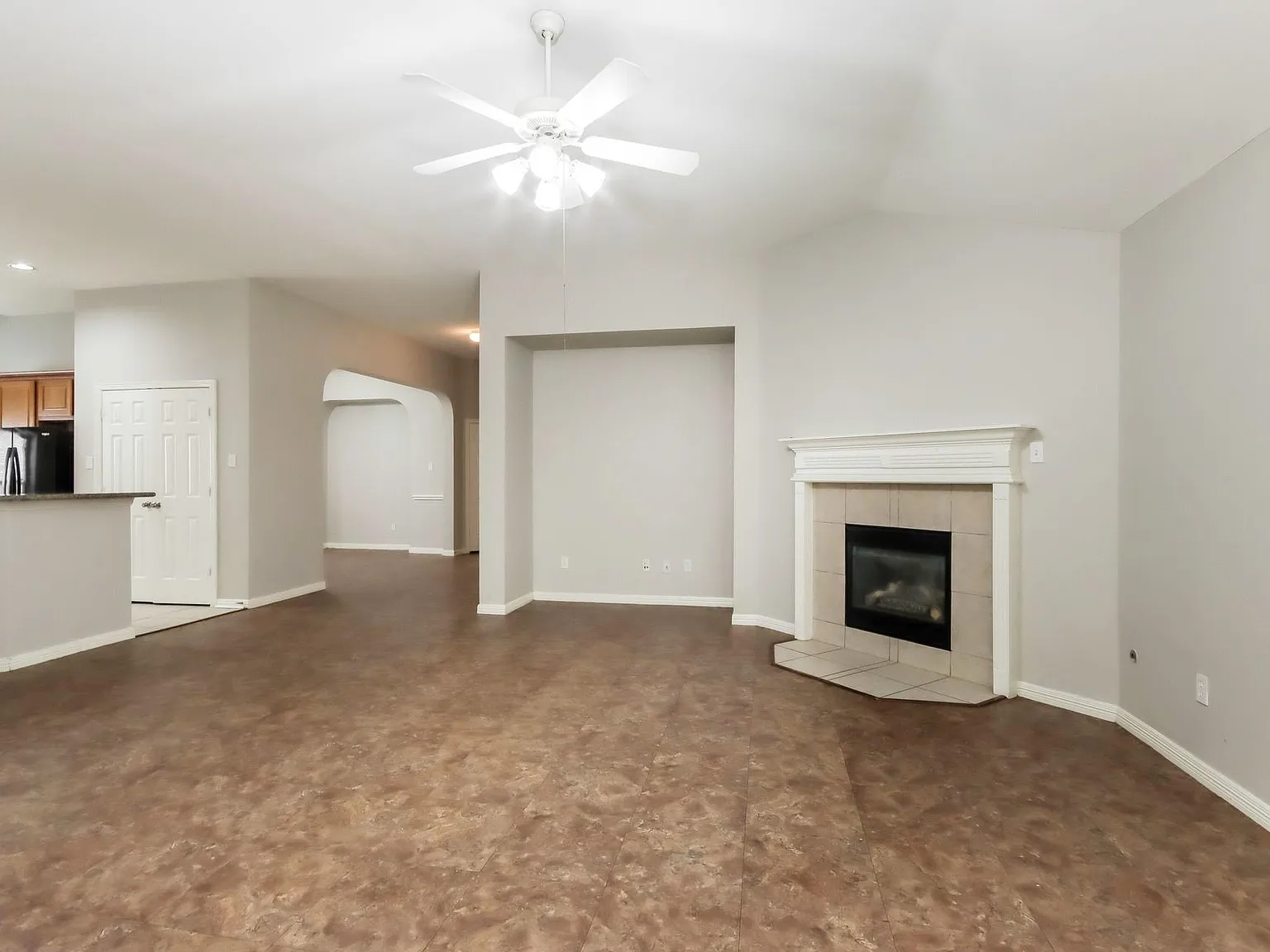 4 bed, 2.0 bath, 2171 sqft, $2,030 — Photo 4