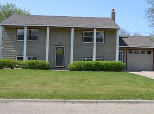 211 S 9th St, Oakes, ND 58474