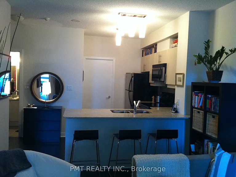 18 Harbour St #301 — Photo 2