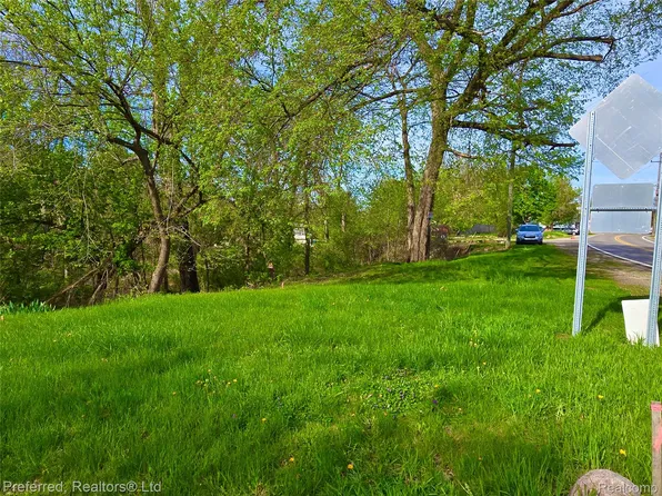 9691 Elizabeth Lake Rd, White Lake, MI 48386