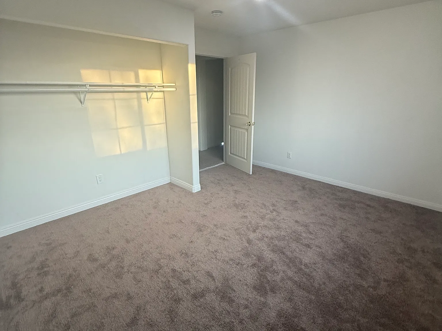 8 bed, 4860 sqft, $899 — Photo 4