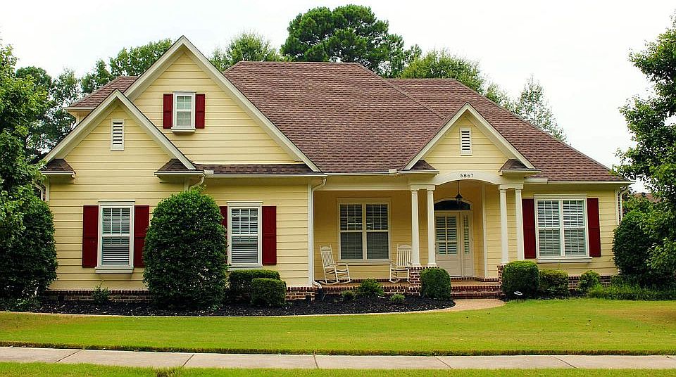Brick/Hardee siding home