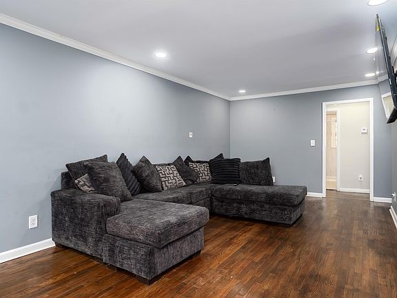 4th image of 1637 Brewster Rd