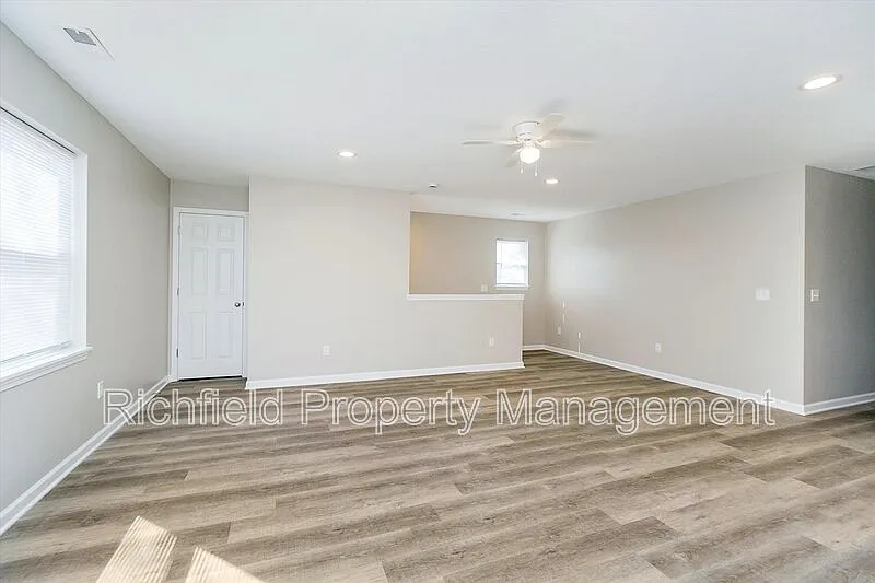 3 bed, 2.0 bath, 1350 sqft, $1,500 — Photo 3
