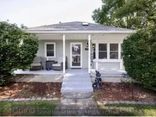 208 E 12th St, Wood River, NE 68883