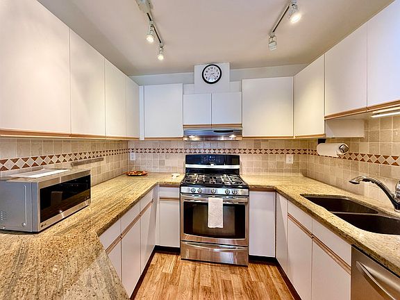 5th image of 699 Dougall Rd #3